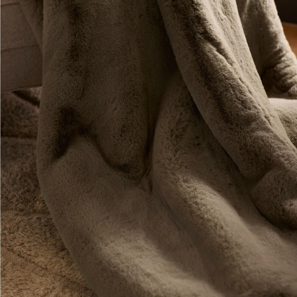 NEW Cozy Earth Walnut Faux Fur Throw Blanket - Picture 5 of 5